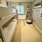 Delightful 3-Bed Family Home Bayswater