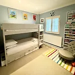 Delightful 3-Bed Family Home Bayswater